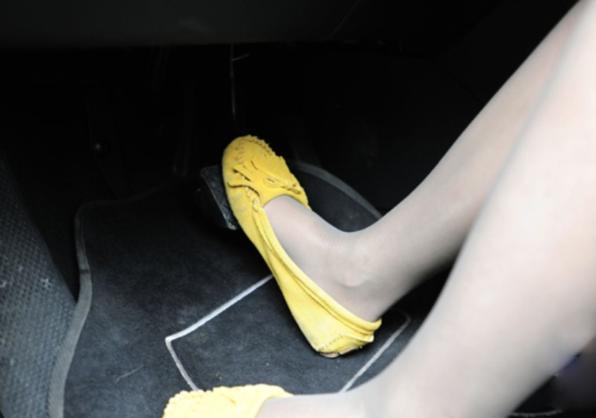 祸从脚出，夏天驾车穿什么鞋最安全？