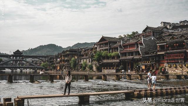 凤凰古城的日与夜 | 避开人潮，领略黄永玉笔下的中国最美小城