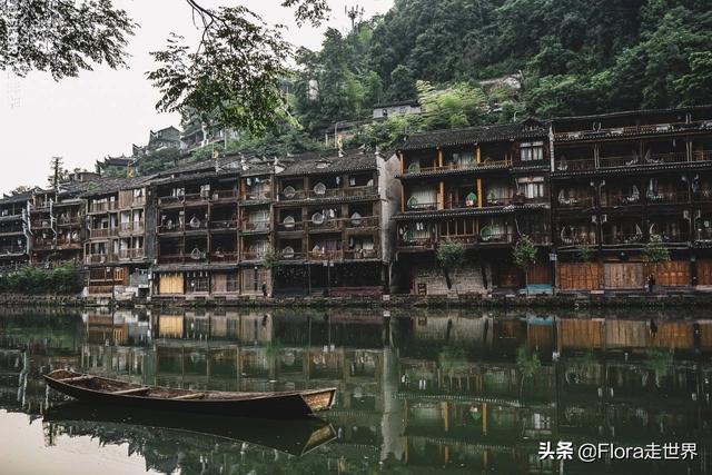 凤凰古城的日与夜 | 避开人潮，领略黄永玉笔下的中国最美小城