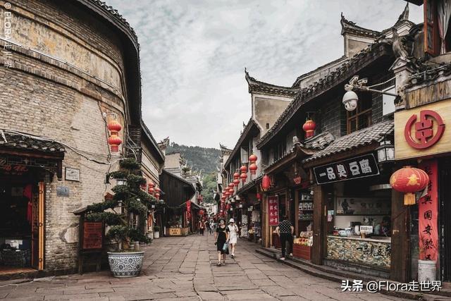 凤凰古城的日与夜 | 避开人潮，领略黄永玉笔下的中国最美小城