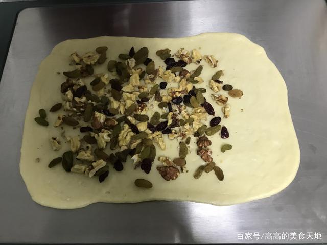 远离面包添加剂，跟甜品师傅学的列巴，操作简单，果仁满满，好吃