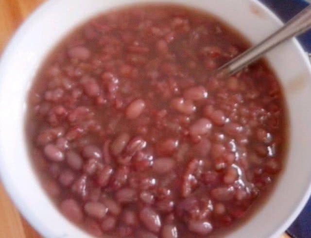煮红豆粥时，很多人都不做这一步，难怪迟迟煮不软烂，味道口感差