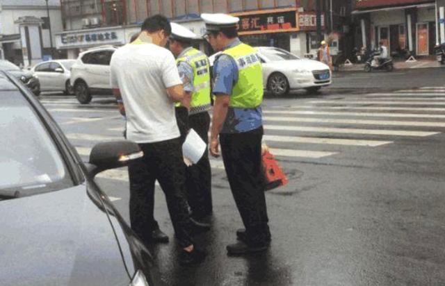 转弯必须让直行？交警：这2种情况直行必须让转弯，不然面临罚单