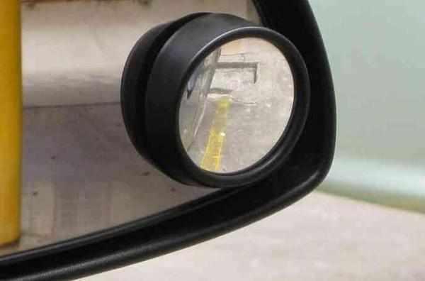 汽车倒车镜上要不要安装这种小圆镜？