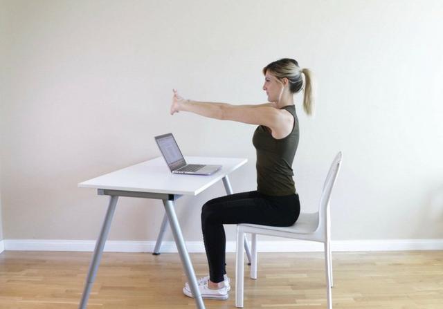 9个办公室坐姿伸展运动，释放颈椎、肩膀和腰椎，缓解腰酸背痛